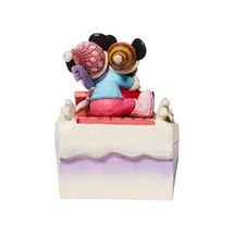 Disney Traditions - Mickey and Minnie Sledding H: 11,5 cm.